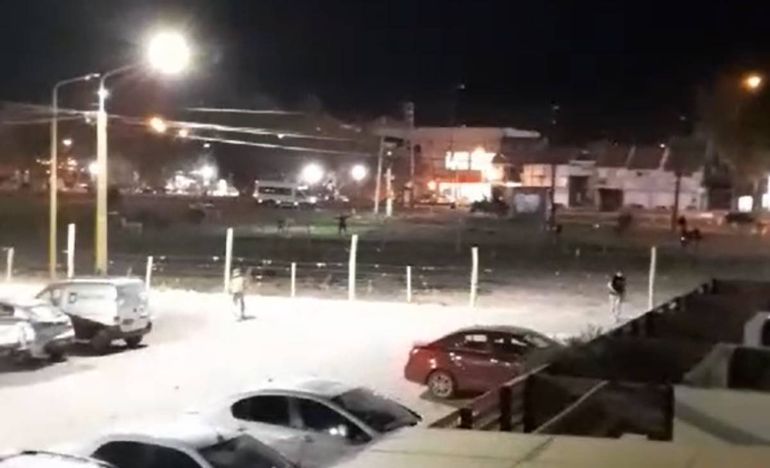 A los tiros a la salida de un boliche a la vera de la Ruta 7: un policía herido y un demorado