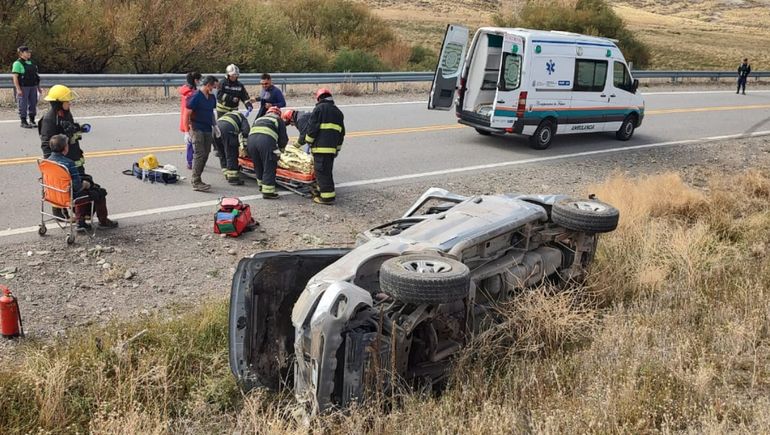 Turista de Cipolletti mordió la banquina, chocó contra una valla y volcó