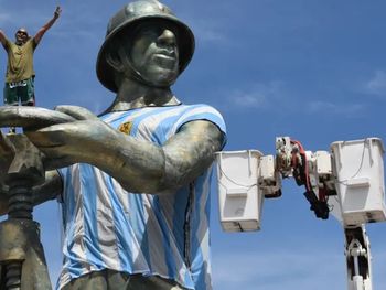 Le pusieron la camiseta de la Selección argentina a un tradicional monumento y se armó un escándalo.