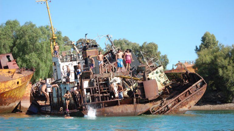 Uno de los buques abandonados que son utilizados para hacer clavados.