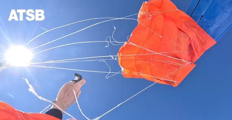 Con un cuchillo de gancho, el deportista cortó 11 líneas de su paracaídas de reserva y se liberó del avión. Con un cuchillo de gancho, el deportista cortó 11 líneas de su paracaídas de reserva y se liberó del avión.