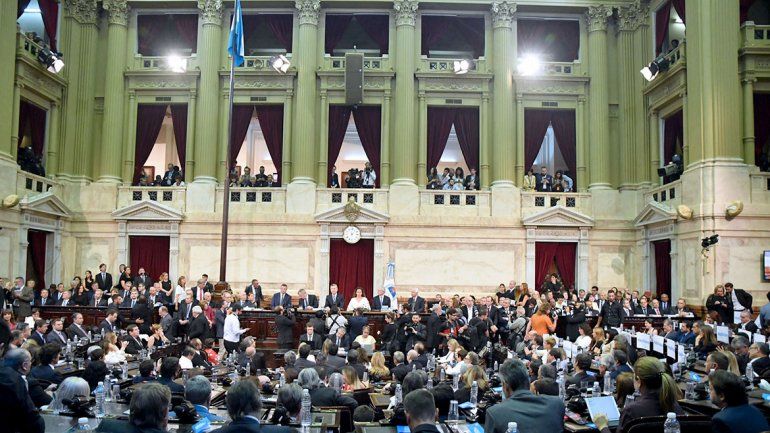 Escándalo en el Congreso: gritos, insultos y expulsados en pleno discurso