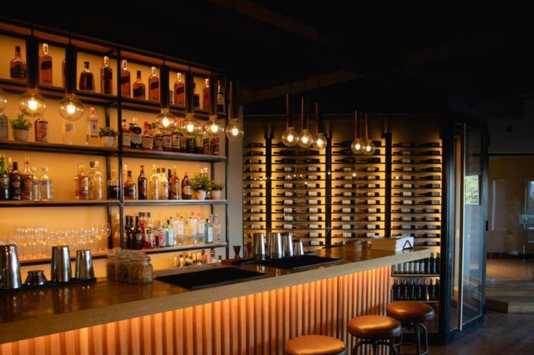 Cocina patagónica, wine room y una cascada natural