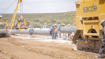 VMOS a paso firme: restan solo 50 km para completar el tendido principal del oleoducto. Se espera finalizar la soldadura troncal antes de fin de noviembre. Foto: Leandro Cairuga. VMOS a paso firme: restan solo 50 km para completar el tendido principal del oleoducto. Se espera finalizar la soldadura troncal antes de fin de noviembre. Foto: Leandro Cairuga.
