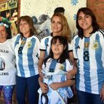 Jéssica y Fabiana, las últimas dos de izquierda a derecha, en una foto de LMN durante el último mundial. | LM Neuquen Jéssica y Fabiana, las últimas dos de izquierda a derecha, en una foto de LMN durante el último mundial.