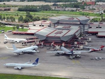 Cuba enfrenta una nueva fase de su crisis energética tras informar a aerolíneas que no podrá garantizar combustible para aviación. Cuba enfrenta una nueva fase de su crisis energética tras informar a aerolíneas que no podrá garantizar combustible para aviación.