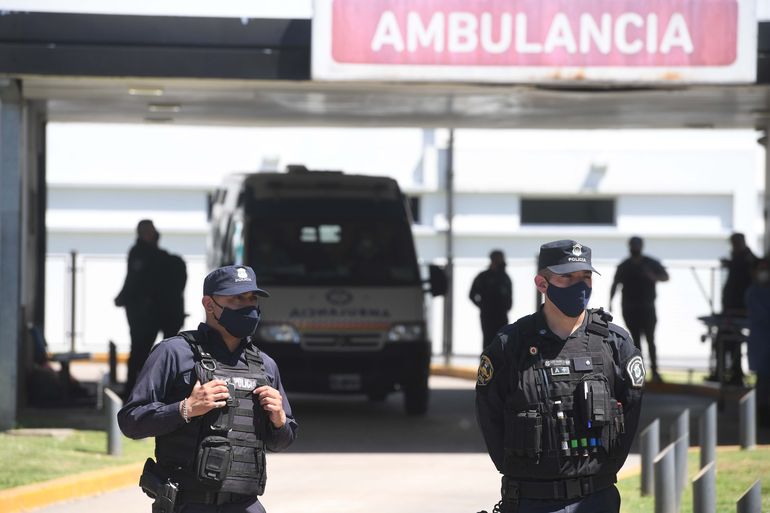 Un secuestrador mató a un rehén amigo suyo y fue abatido por la Policía. Tenía un historial de episodios de violencia y delirios místicos.
