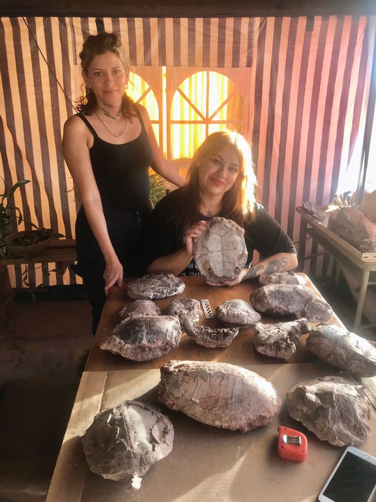 Mariana Sardá y Lucía María Gutiérrez, dos estudiantes de la carrera de Paleontología de la Universidad Nacional de Río Negro, que participaron el jueves 24 de una excursión a la zona donde se realizó el hallazgo. 