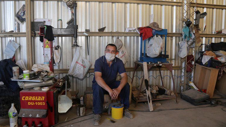 Cansado de robos, duerme en el galpón de su empresa