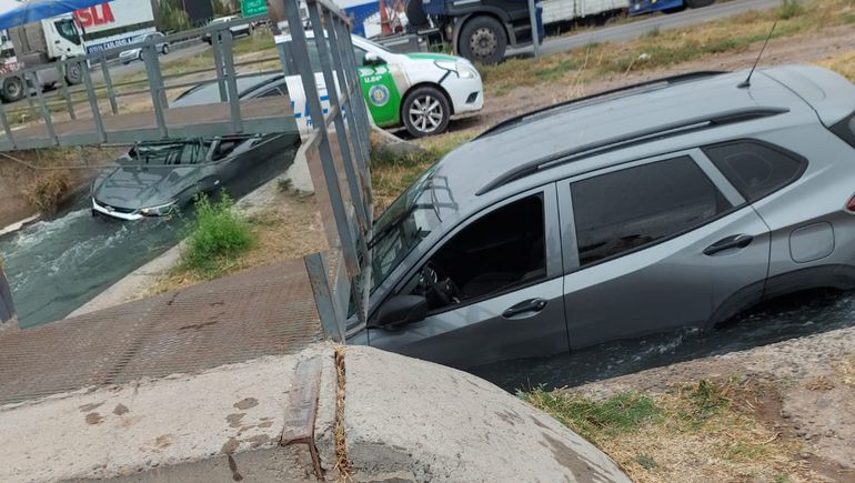 Perdió el control de su auto y terminó dentro de un canal