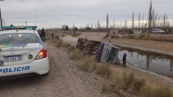 Fernández Oro: dos alumnos heridos al caer un colectivo en el canal