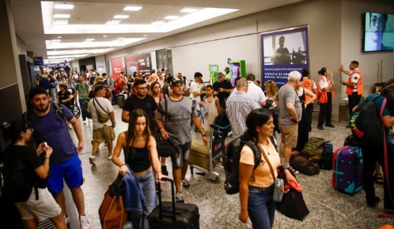 Problemas con Aerolíneas y Flybondi: hay más de 50 vuelos demorados y cancelados