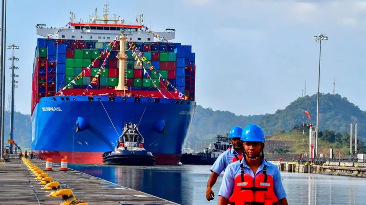 El buque portacontenedores chino Cosco navegando cerca de las esclusas de Cocolí, en el Canal de Panamá en 2018. El buque portacontenedores chino Cosco navegando cerca de las esclusas de Cocolí, en el Canal de Panamá en 2018.