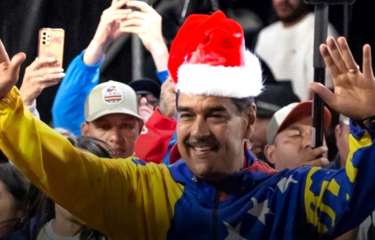El presidente venezolano, con indumentaria navideña.