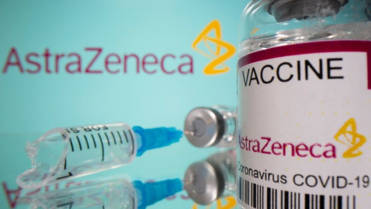 AstraZeneca reconoció que su vacuna contra el COVID puede causar efectos secundarios poco frecuentes thumbnail
