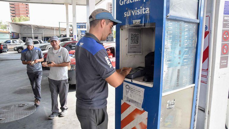 Cuatro de cada diez cargan nafta con tarjeta de crédito