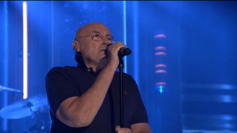 Phil Collins durante la entrevista con el conductor Jimmy Fallon.