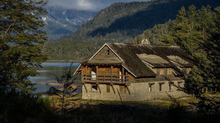 La hostería está ubicada a orillas del lago Correntoso.