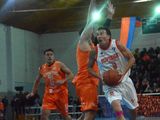 Independiente cayó ante Deportivo Roca en el polideportivo Gimena Padín. En la última, todo el Rojo pidió falta sobre González. 