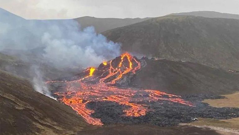 Video: un volcán entró erupción en Islandia