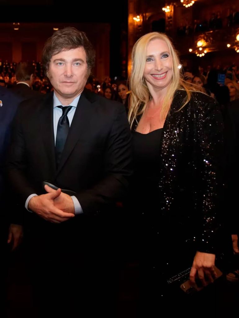 Para la Gala del Teatro Colón, Javier Milei eligió un traje de la marca Rochas y Karina Milei lució un vestido negro con brillos de la diseñadora argentina, Florencia Monis Foto: Gobierno CABA.