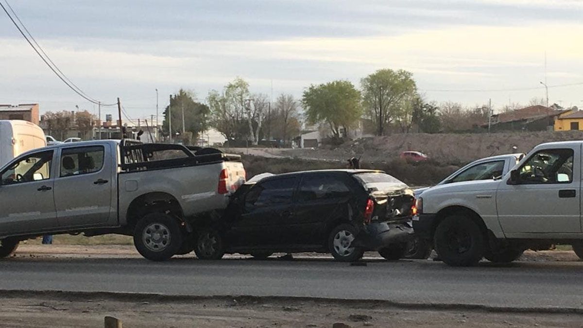Cuatro vehículos protagonizaron un violento choque en cadena en la ruta ...