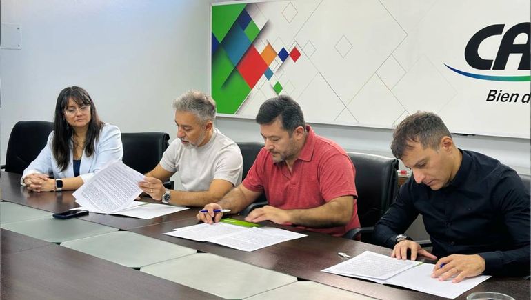 La firma del convenio entre CALF y la empresa de vehículos eléctricos.