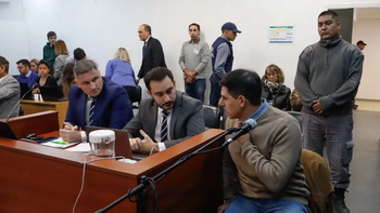 El abogado Juan Manuel Coto (traje azul) aseverá que el rastro de ADN hallado bajo las uñas de Agustina revelan que Parra es inocente El abogado Juan Manuel Coto (traje azul) aseverá que el rastro de ADN hallado bajo las uñas de Agustina revelan que Parra es inocente