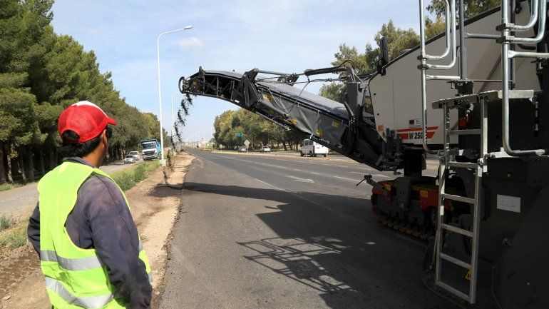 Las máquinas ya están fresando las imperfecciones de la Ruta 7 en Centenario.