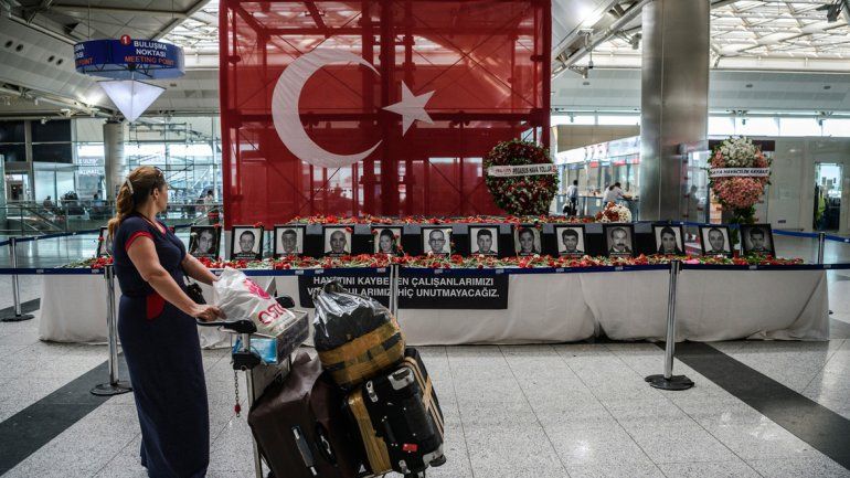 Fotos de las víctimas de los ataques en el aeropuerto de Estambul.