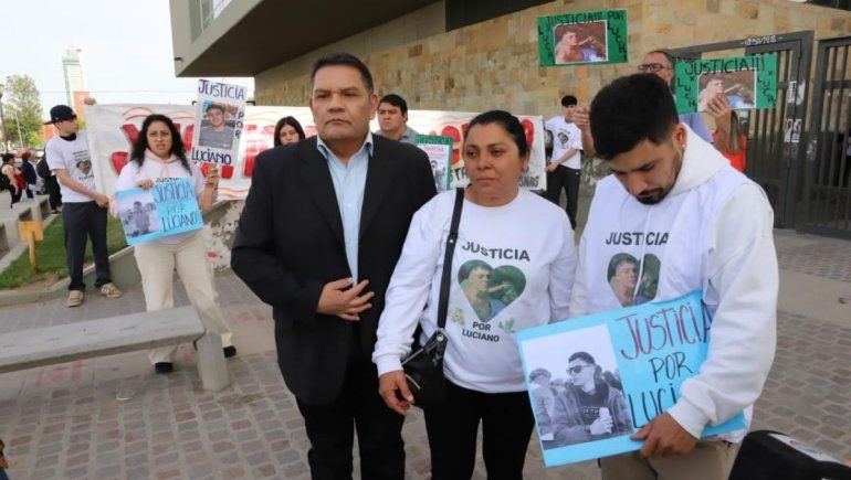 El abogado querellante César Omar Pérez acompaña a Leticia y Andrés en el pedido de Justicia. Foto: Sebastián Fariña Petersen