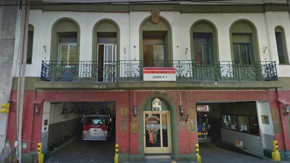 La víctima caminó herida unos metros y se desplomó en la vereda.