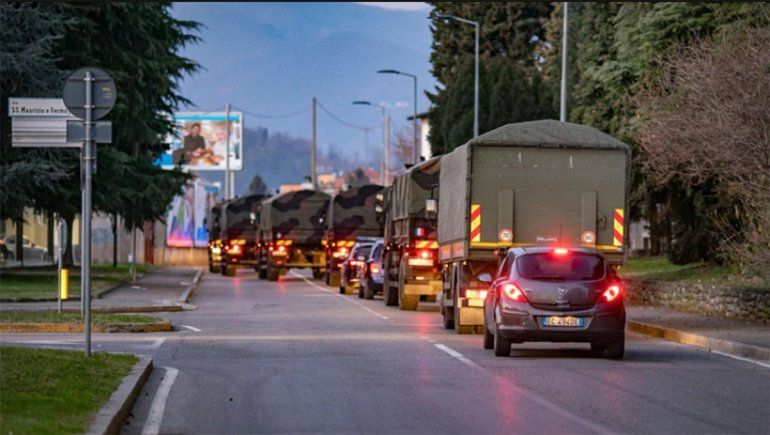 Italia: impactante caravana para trasladar féretros por el colapso de un cementerio