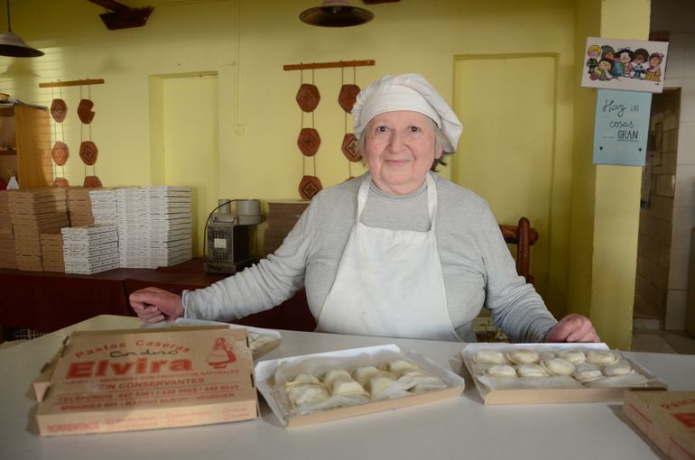 Elvira Correa Reyes llegó a la ciudad en julio de 1992, desde su arribo nunca dejó la cocina y supo crear su sello propio con sus pastas en el local de Misiones 681. El 30 de noviembre cierra sus puertas después de 25 años de atender a su clientes y amigos.
