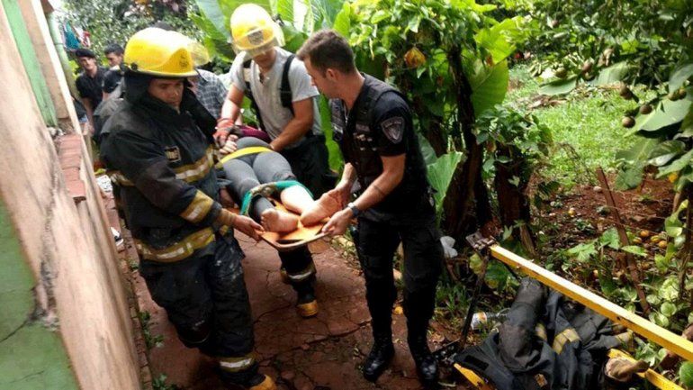 Fabricio López fue el bombero que realizó el arriesgado descenso.