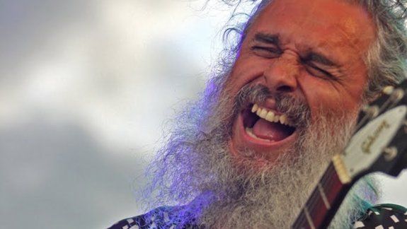 Las entradas anticipadas se venden en Todo Música (Av. Argentina 261).