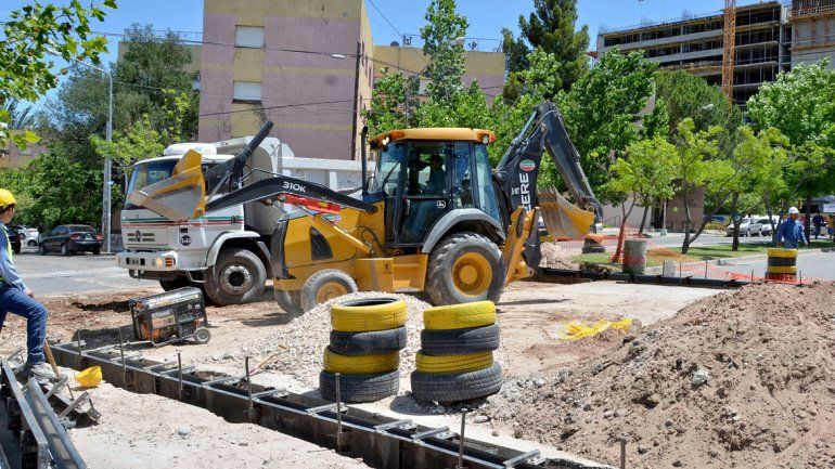 Las máquinas avanzan con el trabajo de ensanchamiento.