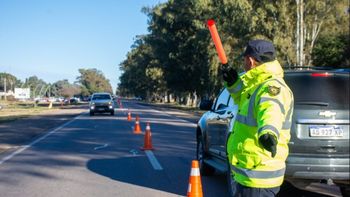 Los agentes de seguridad controlarán que todos los autos cumplan con las requisitos obligatorios para salir a la ruta. Los agentes de seguridad controlarán que todos los autos cumplan con las requisitos obligatorios para salir a la ruta.