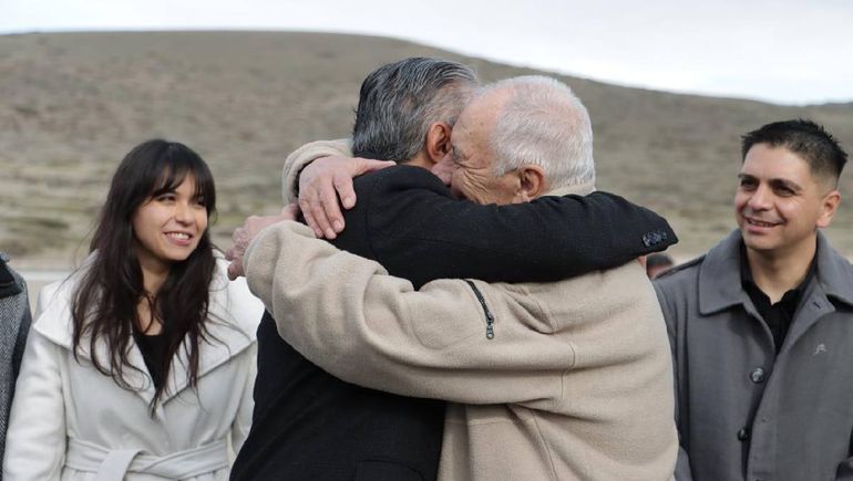 Rolando Figueroa durante el festejo por la puesta en funcionamiento del aeropuerto de Chos Malal. Rolando Figueroa durante el festejo por la puesta en funcionamiento del aeropuerto de Chos Malal.