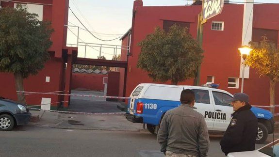 Encuentran a una mujer muerta dentro de un telo en Cutral Co