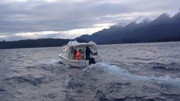 Nahuel Huapi: Prefectura rescató una embarcación con 7 tripulantes que estaban a la deriva