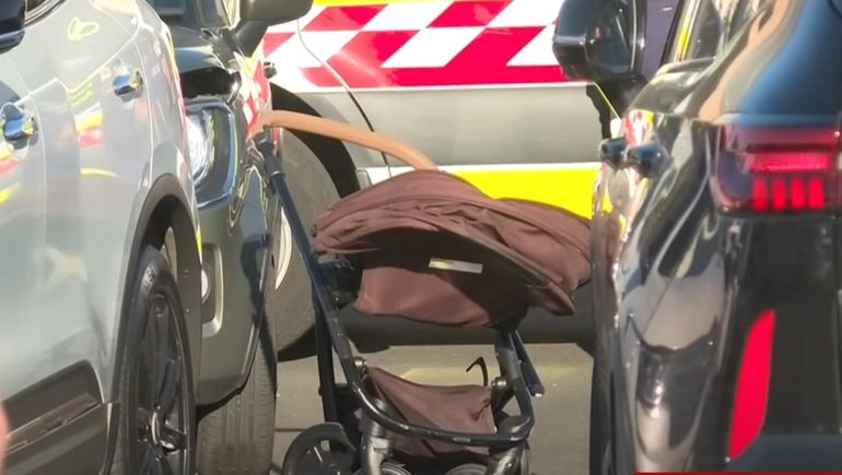 Un bebé murió y su hermano está grave tras ser atropellados en el estacionamiento de un centro comercial en Australia.