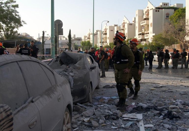 Las fuerzas del Comando del Frente Interno operan en el lugar de Beersheva donde impactó uno de los misiles lanzados por Irán. Las fuerzas del Comando del Frente Interno operan en el lugar de Beersheva donde impactó uno de los misiles lanzados por Irán.