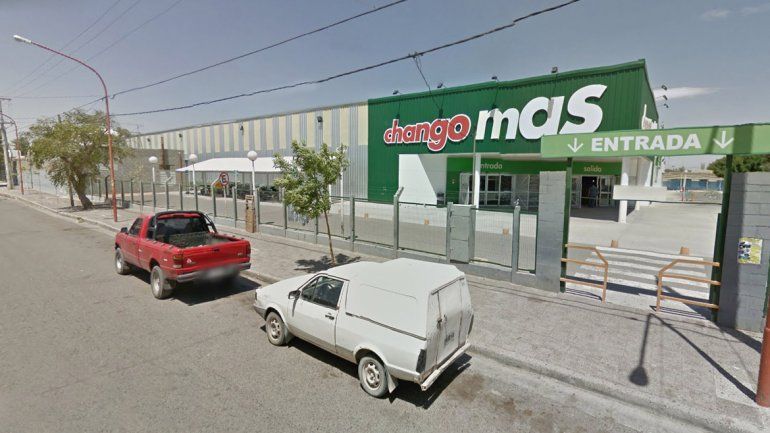 Dos ladrones encapuchados y armados asaltaron el supermercado de calle Bolivia al 1100 de Cipolletti.