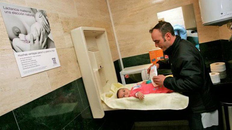 El cambiador de bebés en los baños sería obligatorio en Neuquén.