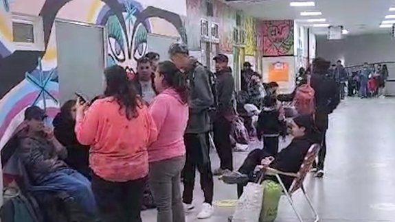 Filas interminables en el Heller: duermen en el hospital para conseguir un turno