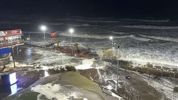 un ciclon extratropical azota la costa atlantica: olas de siete metros, ciudades anegadas y fuertes destrozos un ciclon extratropical azota la costa atlantica: olas de siete metros, ciudades anegadas y fuertes destrozos