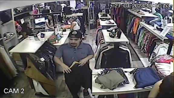 Sorprenden y escrachan a un mechero robando con su hija
