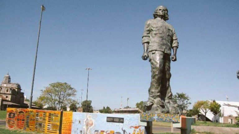 Quieren tirar la estatua del Che por considerarlo un legado asesino
