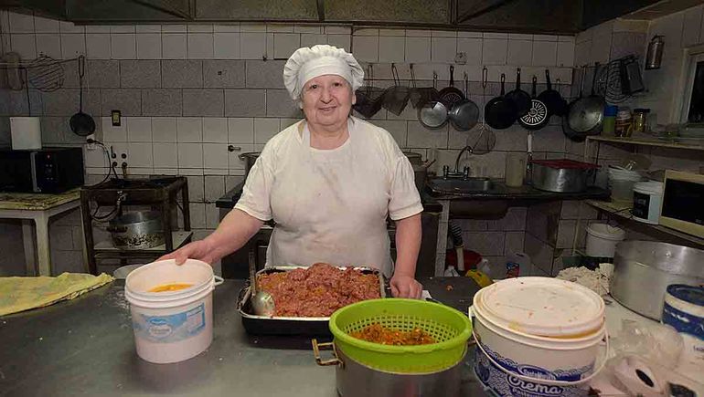 La mujer nacida en Curicó se recibió de Contadora Pública, pero el destino quiso que se dedique a la gastronomía. Piacere fue su primer lugar en Neuquén, pero en el restaurante El Sótano, espacio que brilló en la década del '90, sus pastas sobresalieron siempre.